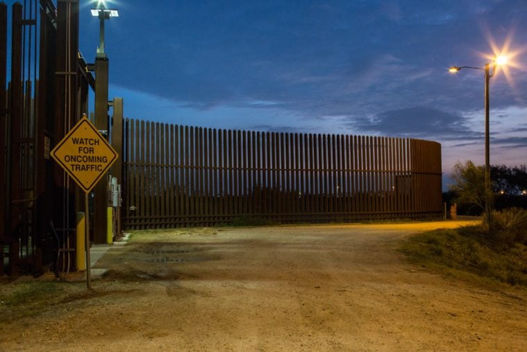 2016_09-border_wall-night-Hidalgo-jreel-759x508.jpg